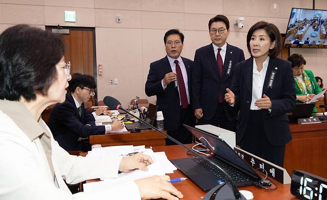 16일 서울 여의도 국회에서 열린 법제사법위원회 감사원 등에 대한 국정감사에서 국민의힘 위원들이 의사 진행 관련으로 추미애 위원장에게 항의하고 있다. 2025.10.16/뉴스1