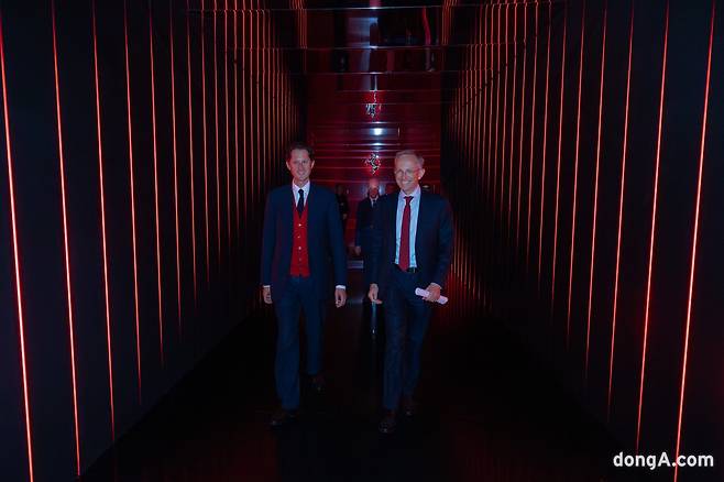 (왼쪽부터)존 엘칸 페라리 회장과 베네데토 비냐 페라리 CEO.