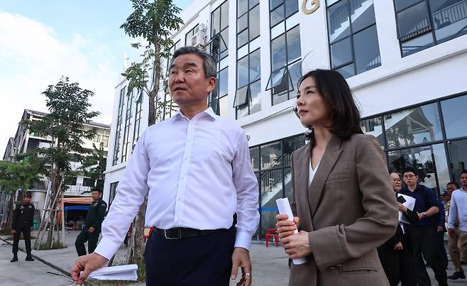 (프놈펜(캄보디아)=뉴스1) 김도우 기자 = 김진아 외교부 2차관과 박성주 경찰청 국가수사본부장이 16일(현지시간) 캄보디아 온라인스캠범죄단지로 알려진 태자단지를 방문해 현장점검하고 있다. 2025.10.16/뉴스1 /사진=뉴스1화상