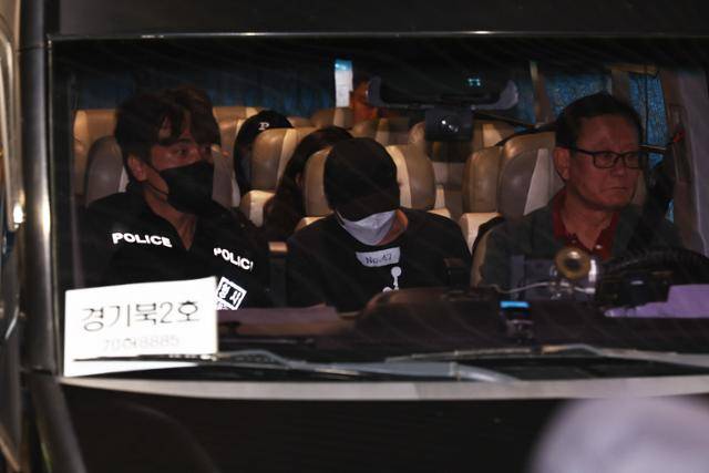 캄보디아에서 송환된 한 남성(가운데)이 18일 경기북부경찰청 차량을 통해 압송되고 있다. 최주연 기자