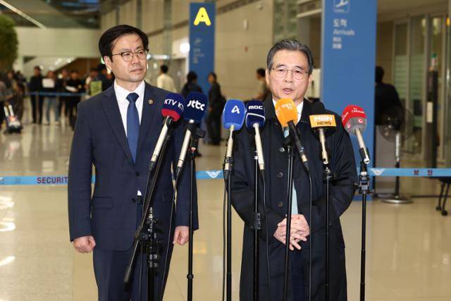 한미 관세협상 후속 논의를 위해 미국 워싱턴을 찾아 막판 협상을 벌이고 돌아온 김용범 대통령실 정책실장이 19일 인천국제공항 제2터미널을 통해 귀국하며 브리핑을 하고 있다. 왼쪽은 여한구 통상교섭본부장. 뉴스1