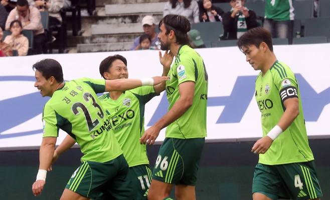 <yonhap photo-4651=""> 출발 좋은 전북 현대 (전주=연합뉴스) 나보배 기자 = 18일 전북 전주월드컵경기장에서 열린 2025 하나은행 K리그1 최종전(33라운드) 전북 현대와 수원 FC의 경기. 전북 현대 콤파뇨가 선제골을 넣은 뒤 환호하고 있다. 2025.10.18 warm@yna.co.kr/2025-10-18 14:13:52/ <저작권자 ⓒ 1980-2025 ㈜연합뉴스. 무단 전재 재배포 금지, AI 학습 및 활용 금지></yonhap>