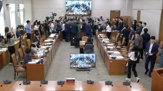 지난달초 간사 선임을 둘러싼 항의로 소란스러워진 국회 법제사법위원회 전체회의 전경. (유튜브 캡처)