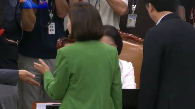 나경원 의원 등이 지난달 2일 국회 법사위 전체회의에서 추미애 위원장의 회의 진행 방식에 항의하고 있는 모습. (유튜브 캡처)이