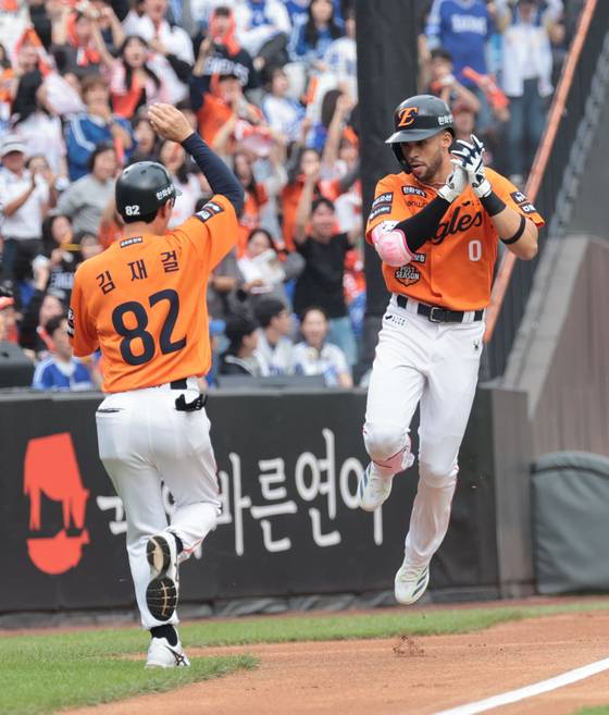 19일 PO 2차전에서 선제 솔로 홈런을 때려낸 뒤 세리머니하는 한화 리베라토. 연합뉴스