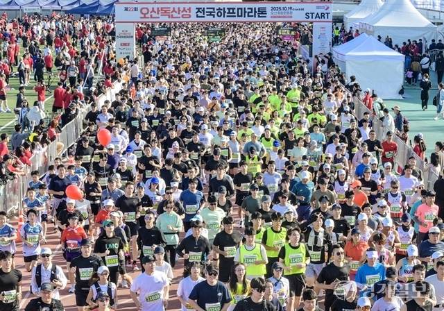 ‘제22회 오산독산성 전국하프마라톤대회’가 19일 오전 오산종합운동장에서 6천여명의 마라토너들이 참가한 가운데 성황리에 개최됐다. 마라톤 참가자들이 힘차게 출발하고 있다. 조주현·윤원규기자