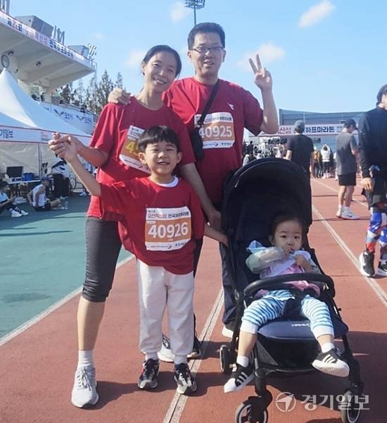 19일 오산독산성마라톤 대회에 참가한 오경택(45), 유미정(44), 오해원(7), 오채경(3)양 가족이 기념촬영을 하고 있다. 박정환기자