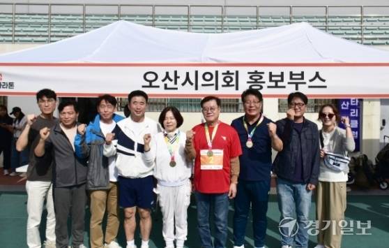 19일 오산독산성마라톤대회에서 대회에 참가한 이상복 의장(우측 네번째)와 시의원 및 관계자들이 기념촬영을 하고 있다. 박정환기자