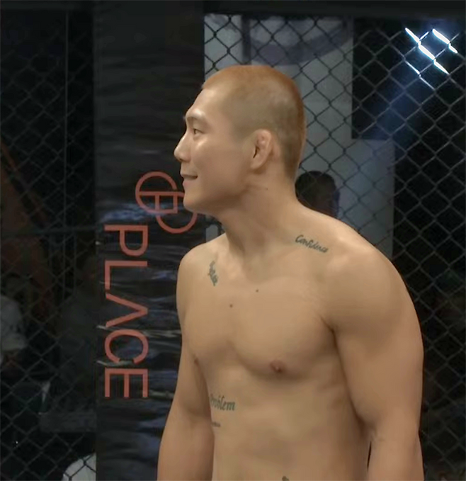 Road to UFC 시즌2 준결승 김상원이 2025년 10월 서울특별시 섬유센터 이벤트홀 TFC 21 코-메인이벤트 승리 후 기뻐하고 있다. 사진=Top Fighting Championship