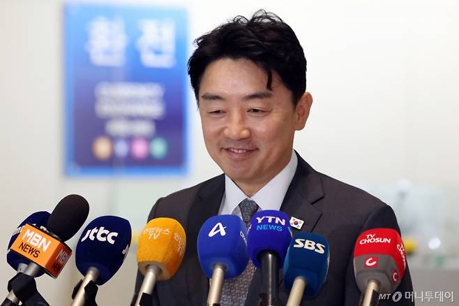 (인천공항=뉴스1) 김명섭 기자 = 강훈식 대통령비서실 비서실장이 24일 오전 인천공항에서 한미정상회담을 위해 출국하며 취재진의 질문에 답변하고 있다. 2025.8.24/뉴스1 Copyright (C) 뉴스1. All rights reserved. 무단 전재 및 재배포, AI학습 이용 금지. /사진=(인천공항=뉴스1) 김명섭 기자