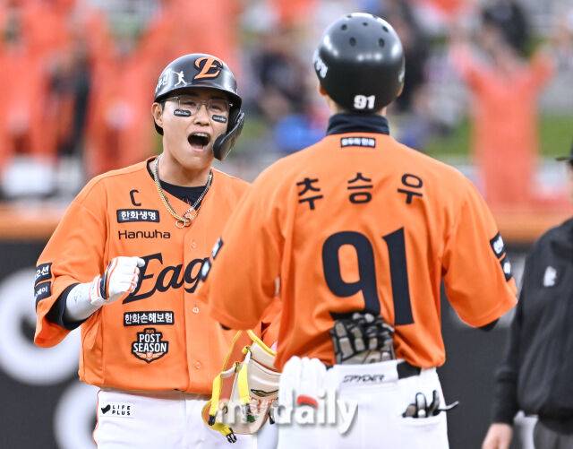 18일 오후 대전광역시 중구 대전 한화생명볼파크에서 진행된 '2025 프로야구 KBO리그 포스트시즌' 플레이오프(PO) 1차전 한화이글스와 삼성라이온즈의 경기. 한화 채은성이 6회말 2사 2,3루서 2타점 역전 적시타를 터뜨린 뒤 환호하고 있다./대전 = 송일섭 기자