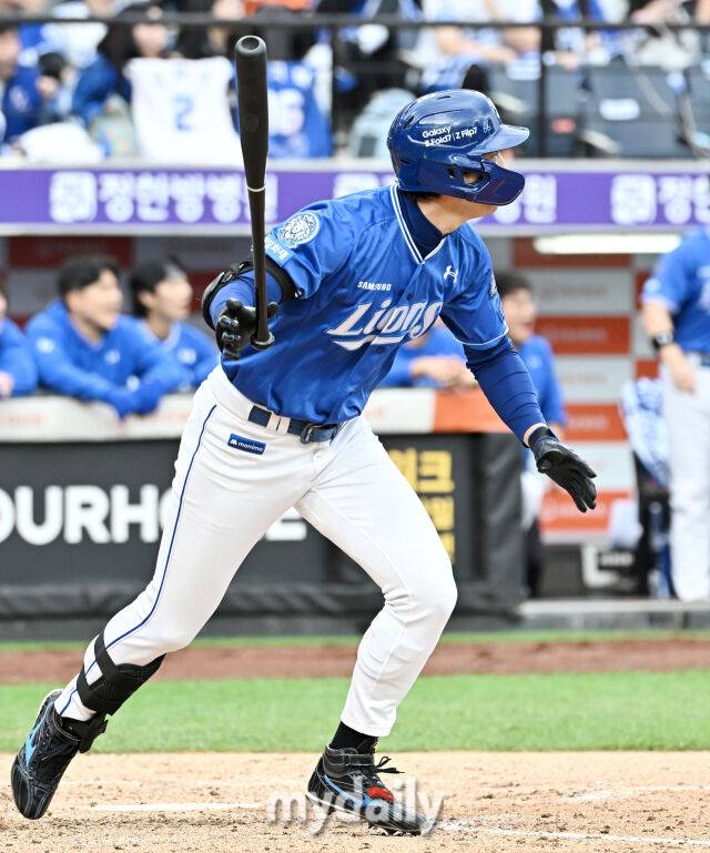 18일 오후 대전광역시 중구 대전 한화생명볼파크에서 진행된 '2025 프로야구 KBO리그 포스트시즌' 플레이오프(PO) 1차전 한화이글스와 삼성라이온즈의 경기. 삼성 구자욱이 3회초 1사 1,3루서 1타점 희생타를 치고 있다./대전 = 송일섭 기자