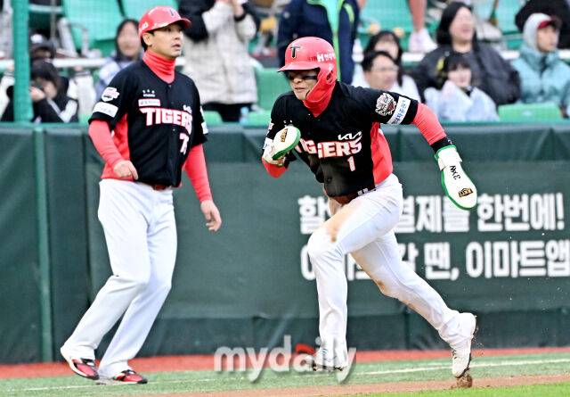 10일 오후 인천광역시 문학동 SSG랜더스필드에서 진행된 '2025 프로야구 KBO리그' SSG랜더스와 KIA타이거즈의 경기. 기아 박찬호가 6회초 1사 3루서 위즈덤의 희생타때 홈으로 쇄도하고 있다./마이데일리