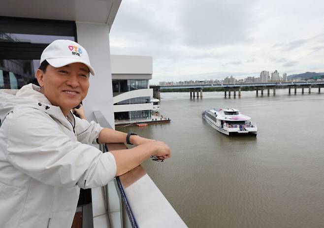 지난달 18일 오전 한강 여의도 선착장에서 오세훈 서울시장이 한강버스를 기다리고 있다. 연합뉴스