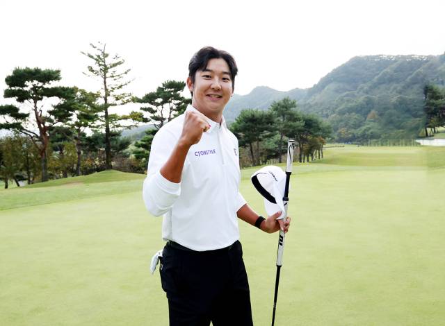 최승빈이 19일 더채리티클래식 우승을 확정하며 주먹을 불끈 쥐어 보이고 있다. 사진 제공=KPGA