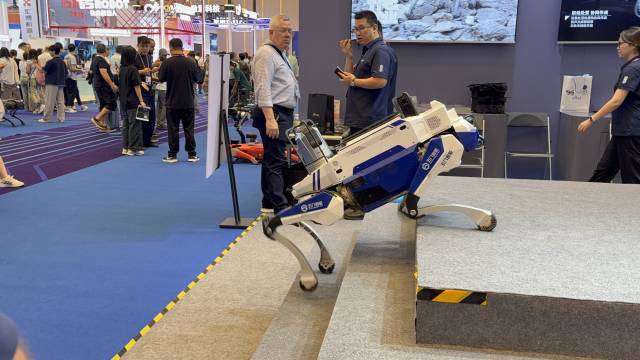 15일 중국 광둥성 광저우에서 열린 캔톤페어에서 사족 보행 로봇이 계단을 올라가고 있다. 사진=김예솔 기자