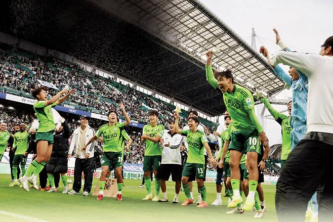 전북 현대 선수들이 18일 전주월드컵경기장에서 열린 수원FC와의 홈경기에서 조기우승을 확정한 뒤 환호하고 있다.연합뉴스