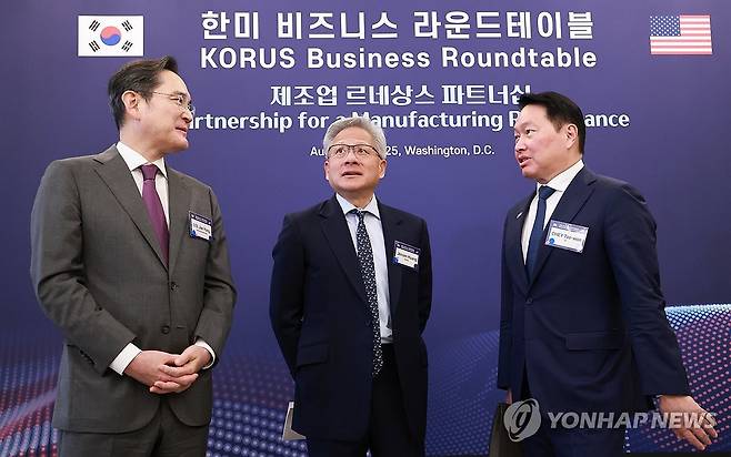 삼성-SK, 엔비디아와 반도체 논의 (워싱턴=연합뉴스) 홍해인 기자 = 이재용 삼성전자 회장과 최태원 대한상공회의소 회장 겸 SK그룹 회장이 25일(현지시간) 미국 워싱턴DC 윌라드 호텔에서 열린 한미 비즈니스 라운드 테이블 리셉션에서 젠슨 황 엔비디아 최고경영자(CEO)와 대화하고 있다. 2025.8.26 hihong@yna.co.kr
