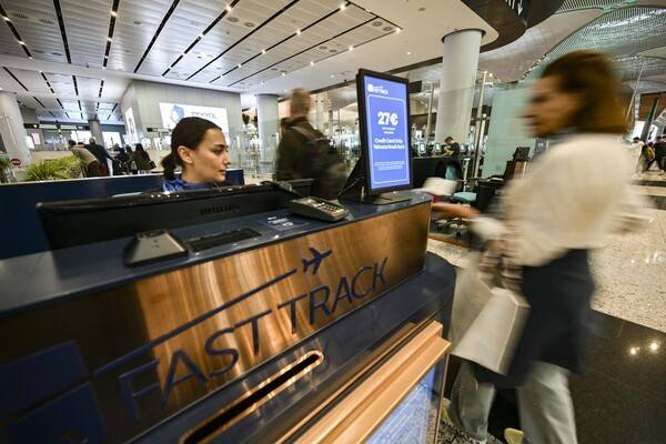 튀르키예 이스탄불공항을 이용하는 여행객이 iGA PASS 패스트트랙 서비스를 이용해 보안검색대로 들어서고 있다.