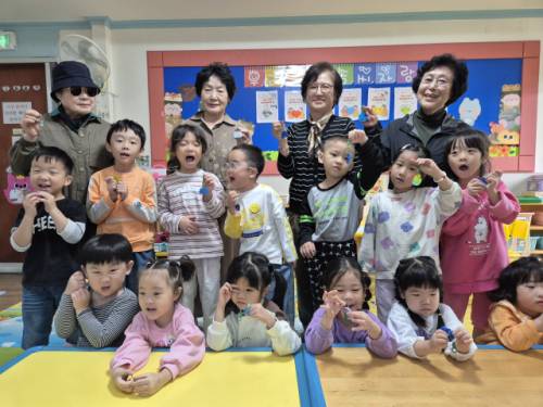 ◇춘천남부노인복지관(관장:김소영) 소속 체인지어스 봉사단이 20일 우리 동그라미 어린이집에 방문해 ‘찾아가는 환경교육 캠페인’을 진행했다.