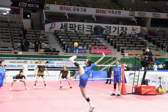 여자 일반부 세팍타크로 결승에서 경남체육회 김지은 선수가 서브를 넣고 있다.