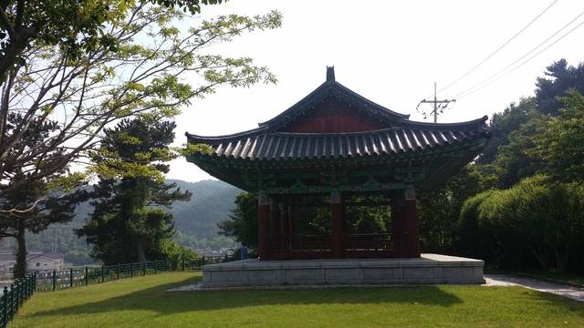 문무왕릉이 내려다 보이는 곳에 조성한 이견대.