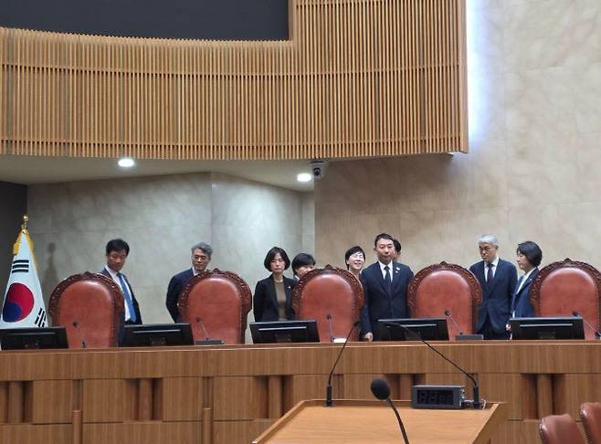 국회 법제사법위원회 소속 더불어민주당·조국혁신당 의원들이 15일 서울 서초동 대법원 청사에서 천대엽 법원행정처장(대법관)의 안내를 받아 대법정 법대 위에 올랐다. (사진=주진우 의원 SNS)