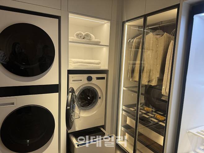 15일 서울 강남구 논현동에 오픈한 프리미엄 빌트인 가전 브랜드 ‘SKS’ 쇼룸에 LG전자가 출시할 예정인 일체형 세탁·건조기 ‘LG 트롬 AI 워시콤보 컴팩트’가 전시돼 있다.(사진=공지유 기자)