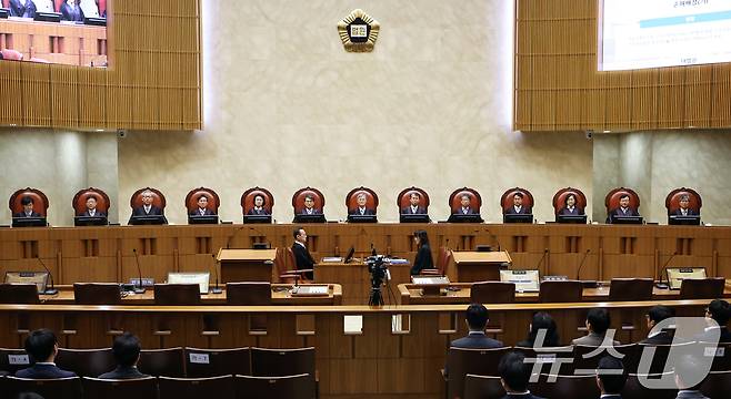 조희대 대법원장을 비롯한 대법관들이 지난 9월 18일 오후 서울 서초구 대법원 대법정에서 열린 전원합의체 선고를 위해 입장해 자리하고 있다. 2025.9.18/뉴스1 ⓒ News1 오대일 기자