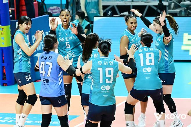 GS칼텍스 선수들이 19일 서울 장충체육관에서 열린 기업은행과의 경기에서 승리한 뒤 기뻐하고 있다. 제공 | 한국배구연맹