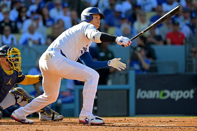 오타니 쇼헤이가 NLCS 3차전서 1회말 우측으로 3루타를 터뜨리고 있다. Imagn Images연합뉴스