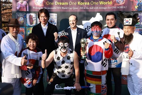 응원단원들이 2022카타르 월드컵 대 홍명보(뒷줄 맨왼쪽) 현 대표팀 감독 등과 엄지척을 하고 있다. 샤진=글로벌 아리랑 응원단 제공