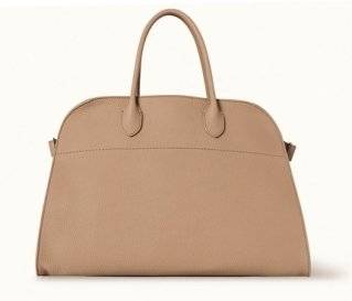 미니멀리즘 철학으로‘콰이어트 럭셔리’의 상징이 된더로우의 마고백.