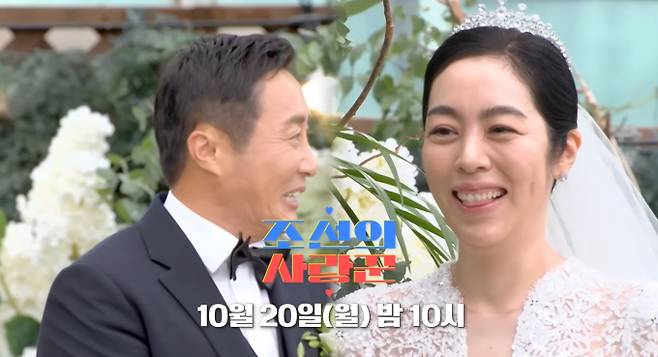 TV CHOSUN ‘조선의 사랑꾼’에서 ‘달인’ 김병만의 특별한 결혼 준비 현장이 공개된다. 김병만은 결혼식 전날 폭우가 쏟아지는 가운데, 신부가 걸을 버진로드를 손수 제작하는 정성을 보였다. 김병만은 “내일은 신랑이지만 오늘은 업자”라며 무거운 화분을 나르고 직접 식물을 배치하는 등 열정을 불태웠다. 이 모습을 본 MC들은 “세계 최초”, “정말 의미 있다”며 감탄했다. 김병만은 맑은 결혼식 날을 기원하며 하늘에 간절히 외치는 모습으로 감동을 더했다.