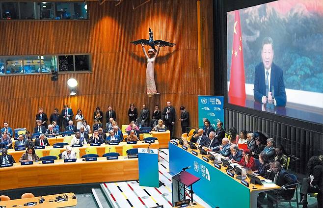 지난달 미국 뉴욕 유엔 본부에서 열린 기후 정상회의 도중 시진핑 중국 국가주석의 화상 연설이 상영되고 있다. 도널드 트럼프 미국 대통령이 “기후 위기론은 사기극”이라고 비판한 가운데 시진핑은 중국 온실가스 배출량을 2035년까지 7~10% 감축하겠다고 밝혔다. /AP 연합뉴스