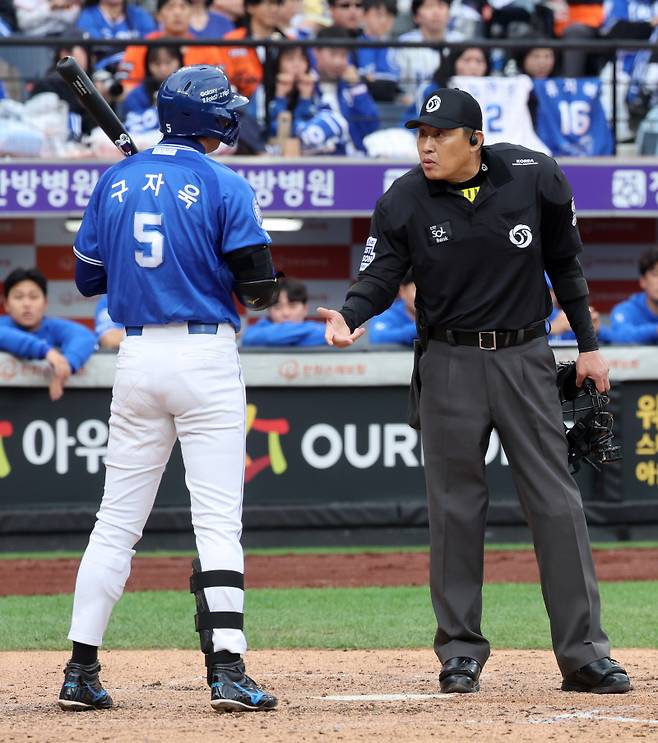 <yonhap photo-4767=""> 주의받는 구자욱 (대전=연합뉴스) 김준범 기자 = 18일 대전 한화생명볼파크에서 열린 2025 KBO 프로야구 포스트시즌 플레이오프 1차전 삼성 라이온즈와 한화 이글스의 경기. 3회초 무사 1, 3루 때 타석에 들어선 삼성 구자욱이 구심에게 주의를 받고 있다. 2025.10.18 psykims@yna.co.kr/2025-10-18 15:17:15/ <저작권자 ⓒ 1980-2025 ㈜연합뉴스. 무단 전재 재배포 금지, AI 학습 및 활용 금지></yonhap>