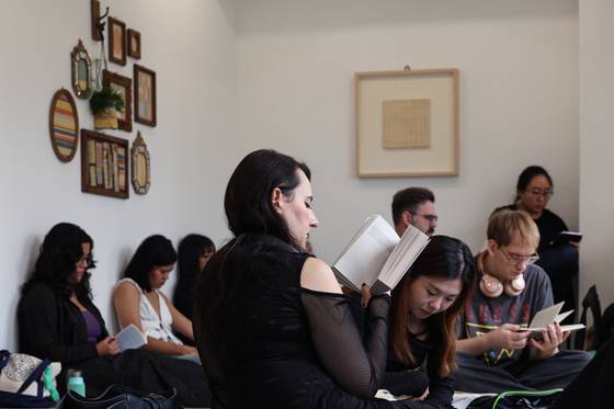 한국에 거주하는 다양한 국적의 외국인들이 참여하는 독서모임 '서울 사일런트 북클럽(Seoul Silent Book Club)' 회원들이 독서를 하고 있다. 사진 서울 사일런트 북클럽 제공