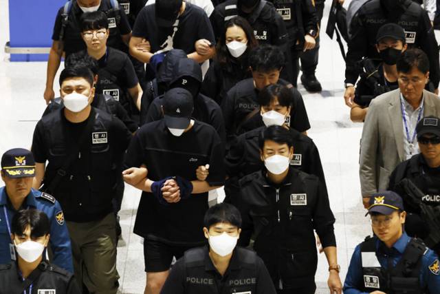 ▲ 캄보디아 온라인 사기에 가담해 구금된 한국인들이 지난 18일 오전 인천국제공항 제2터미널을 통해 송환되고 있다. 이날 송환에는 경찰 호송조 190여명이 투입됐다. 연합뉴스