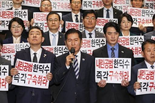 더불어민주당은 14일 서울 여의도 국회 본관 로텐더홀에서 가진 국무위원 내란공모 규탄 기자회견에서 발언하고 있다.(사진=임형택 기자)