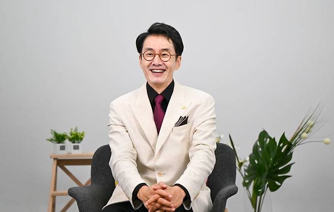 지난 7월 오랜 직장 KBS에서 명예퇴직한 김재원 아나운서가 서울 여의도 국민일보 스튜디오에서 인터뷰를 하고 있다. 신석현 포토그래퍼