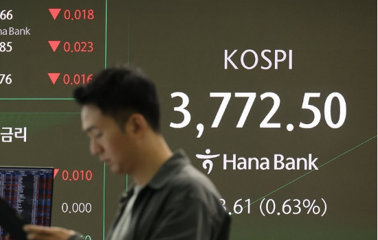 서울 중구 하나은행 본점 딜링룸 전광판에 실시간 코스피가 표시됐다. (사진=연합뉴스)