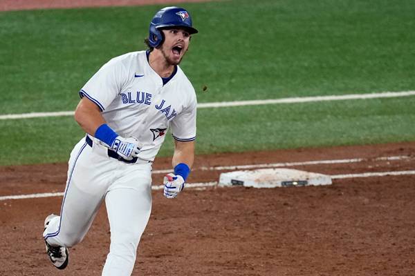 애디슨 바저가 홈런을 때린 뒤 베이스를 돌고 있다. 사진= AP= 연합뉴스 제공