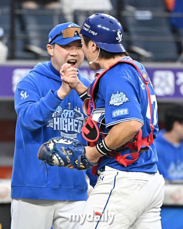 19일 오후 대전광역시 중구 대전한화생명볼파크에서 진행된 '2025 프로야구 KBO리그 포스트시즌' 플레이오프(PO) 2차전 한화이글스와 삼성라이온즈의 경기. 삼성 박진만 감도기 7-3으로 승리한 뒤 강민호와 환호하고 있다./대전 = 송일섭 기자