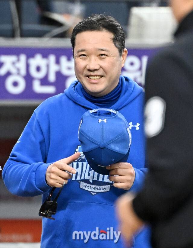 19일 오후 대전광역시 중구 대전한화생명볼파크에서 진행된 '2025 프로야구 KBO리그 포스트시즌' 플레이오프(PO) 2차전 한화이글스와 삼성라이온즈의 경기. 삼성 박진만 감독이 7-3으로 승리한 뒤 미소를 짓고 있다./대전=송일섭 기자 andlyu@mydaily.co.kr