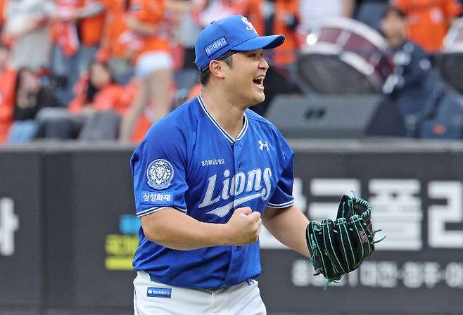 19일 대전 한화생명 볼파크에서 열린 2025 프로야구 KBO 리그 포스트 시즌 플레이오프 2차전 삼성 라이온즈와 한화 이글스의 경기. 7회말 수비를 마친 삼성 최원태가 더그아웃으로 들어가며 환호하고 있다. 연합뉴스