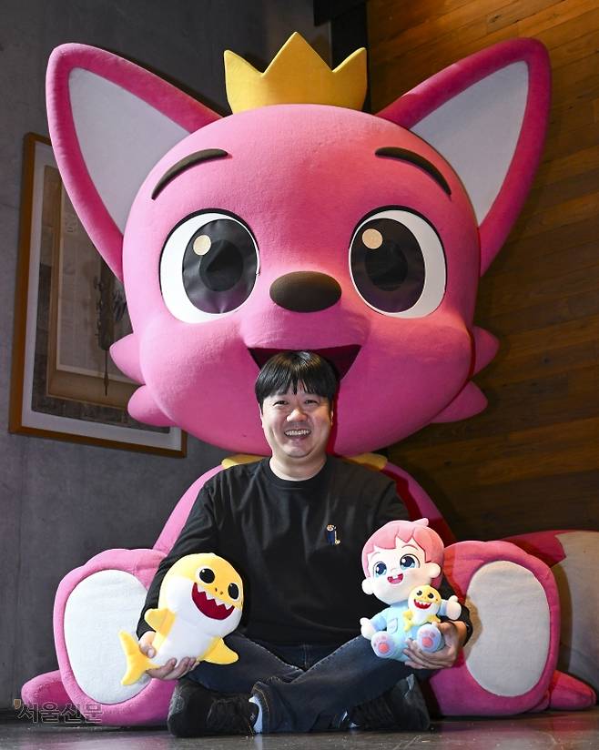 김민석 더핑크퐁컴퍼니 대표가 지난 16일 서울 서초구 더핑크퐁컴퍼니 본사에서 아기상어와 베베핀, 핑크퐁 등 자사 캐릭터 인형과 함께 포즈를 취하고 있다. 김 대표는 “과거 콘텐츠 제작사는 무조건 ‘을’이었지만, 유튜브라는 오픈 플랫폼을 선점하면서 힘을 갖게 됐다”고 말했다. 이지훈 기자