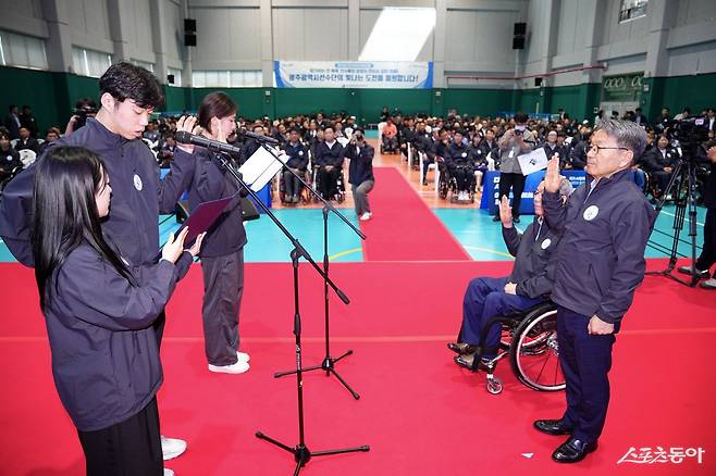 강기정 광주광역시장이 지난 17일 서구 장애인국민체육센터에서 열린 ‘제45회 전국장애인체육대회 광주선수단 결단식’에 참석해 선수대표 선서를 받고 있다. 사진제공=광주광역시