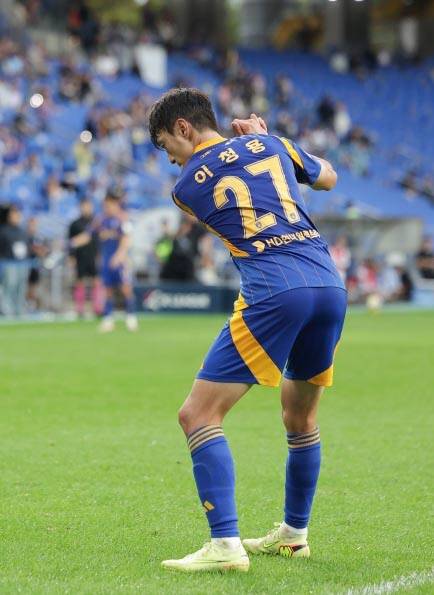 이청용이 18일 울산문수축구경기장에서 열린 광주와 K리그1 2025 33라운드에서 쐐기 PK 골을 넣은 뒤 골프 세리머니를 펼치고 있다. 프로축구연맹 제공