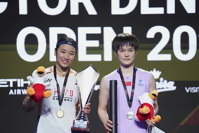 안세영이 19일 덴마크 오덴세에서 열린 2025 세계배드민턴연맹 월드 투어 슈퍼 750 덴마크오픈 여자단식 결승에서 왕즈이를 꺾고 우승한 뒤 왕즈이와 기념촬영을 하고 있다. 오덴세 | AP연합뉴스