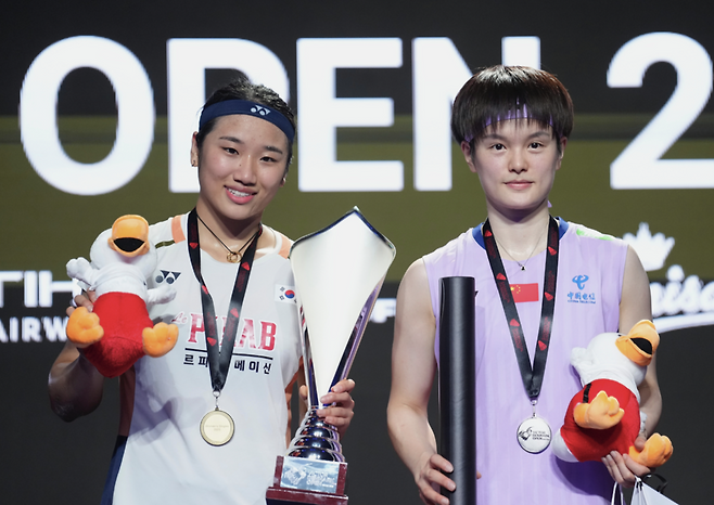 ▲ 안세영과 왕즈이(왼쪽부터) ⓒ연합뉴스/EPA